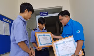 Tặng bằng khen cho hai thanh niên cứu nạn nhân vụ cháy chung cư