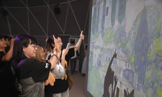 Trình chiếu nghệ thuật đa giác quan cạnh nhà ga Bến Thành 