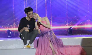 Tựa đầu vào nam sinh viên, Hòa Minzy tình tứ hát hit 'Không thể cùng nhau suốt kiếp'