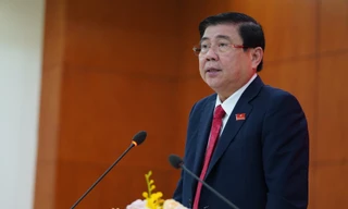 Ông Nguyễn Thành Phong trao đổi với báo giới tại buổi họp báo sau Đại hội Đảng bộ TPHCM lần thứ XI