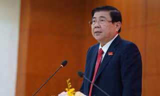 Ông Nguyễn Thành Phong trao đổi với báo giới tại buổi họp báo sau Đại hội Đảng bộ TPHCM lần thứ XI