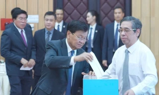 Tổng Bí thư, Chủ tịch nước Lào Thongloun Sisoulith cùng Phu nhân ủng hộ Việt Nam khắc phục bão số 3