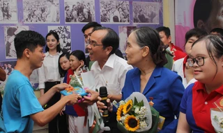 Thí sinh HHVN và các em học sinh rưng rưng tri ân thầy cô lớp học đặc biệt 