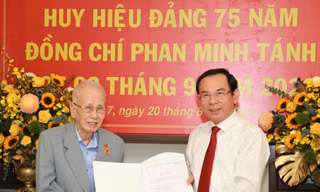 Nguyên Bí thư T.Ư Đoàn Phan Minh Tánh nhận Huy hiệu 75 năm tuổi Đảng