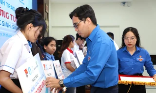Trao học bổng 'Vững tương lai' cho 40 học sinh, sinh viên vượt khó học giỏi tại TPHCM