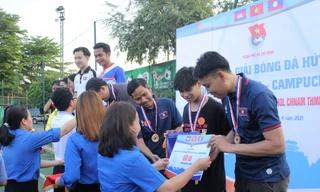 Sinh viên Việt Nam - Lào - Campuchia sôi nổi thi tài ném bi sắt, giao hữu bóng đá 