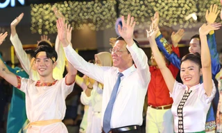 Chủ tịch Phan Văn Mãi múa xòe mở màn Tuần văn hóa Tây Bắc ở TPHCM