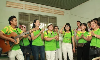 Hoa hậu Hà Kiều Anh, NSND Kim Xuân cùng các nghệ sĩ chăm lo các cụ già neo đơn