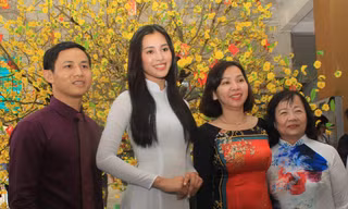 Hoa hậu Tiểu Vy đẹp tinh khôi với áo dài trắng ngày về trường cũ 