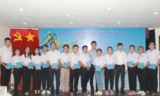 Tặng quà Tết cho cán bộ Đoàn - Hội, cán bộ, nhân viên Cơ quan T.Ư Đoàn phía Nam