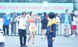 Đội ngũ y tế Bệnh viện Quân y 175 tận tình chăm sóc VĐV trên đường chạy Tiền Phong Marathon 2023