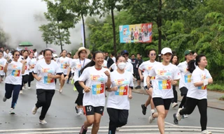 Hàng nghìn bạn trẻ chạy bộ, rèn luyện sức bền