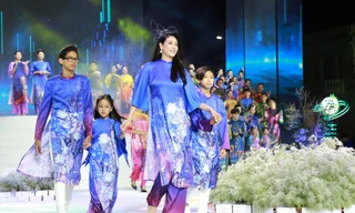 Hà Kiều Anh, Trịnh Kim Chi, Hiền Mai cùng các con tự tin catwalk với áo dài