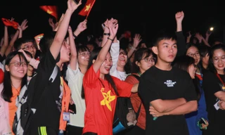 Hàng ngàn sinh viên TPHCM vỡ òa với chiến thắng ngọt ngào của tuyển Việt Nam 