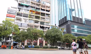 Giới trẻ mê mẩn check in khu chung cư cũ ở TPHCM có hàng loạt quán xá bắt mắt