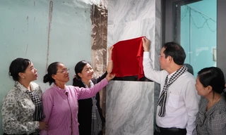 Cụ bà hơn 80 tuổi hết cảnh thức đêm chống dột, tát nước