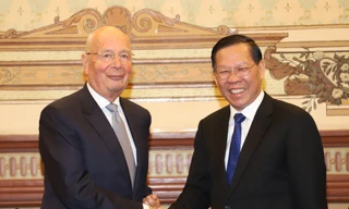 Chủ tịch WEF: 'Tôi sử dụng ChatGPT và công cụ AI rất nhiều'