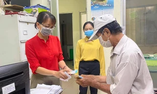 Cán bộ mặt trận phường 'tiêu thụ' vé số giúp người già, phụ nữ 