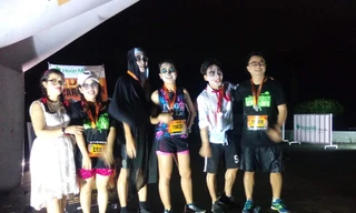 Hàng trăm bạn trẻ háo hức chạy bộ hoá trang đón Halloween