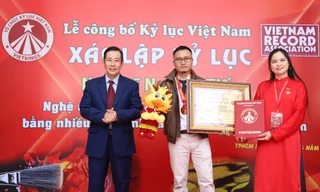 Xác lập kỷ lục người vẽ tranh nhiều chất liệu nhất Việt Nam