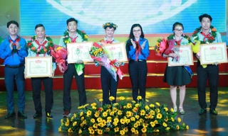 Trao giải 'Olympic Cánh Én' 2018 cho thầy cô Phụ trách Đội giỏi TPHCM