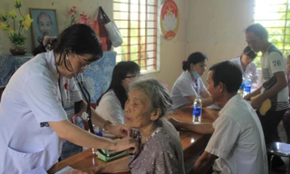 Khám bệnh, trao quà cho gần 400 người dân xứ Huế