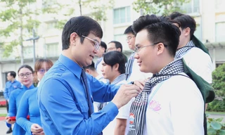 444 đại biểu dâng hoa Chủ tịch Hồ Chí Minh, đón nhận Huy hiệu Thanh niên tiên tiến làm theo lời Bác