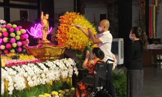 Đến chùa ngày Phật đản, người dân tuân thủ chặt chẽ phòng chống dịch COVID-19