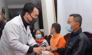 Tiền Phong chia sẻ khó khăn với đông đảo bà con vùng lũ Cẩm Quan 