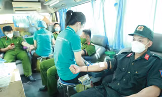 Cán bộ, chiến sĩ cảnh sát cơ động chia sẻ giọt máu nghĩa tình