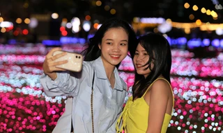 Bến Bạch Đằng lung linh với 500.000 đèn LED thu hút người dân đến 'check-in'