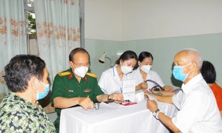 Bác sĩ quân y khám chữa bệnh, tặng thuốc đến bà con nhân dân Bà Rịa-Vũng Tàu