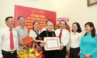 Trao Huy hiệu 80 năm tuổi Đảng cho nữ cán bộ tiền khởi nghĩa