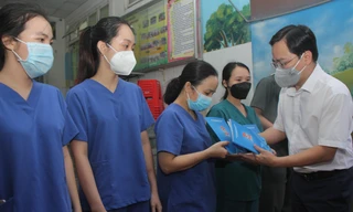 Bí thư thứ nhất T.Ư Đoàn thăm hỏi, động viên các y bác sĩ tuyến đầu