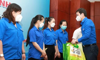 Tặng quà cho các đoàn viên, thanh niên công nhân có hoàn cảnh khó khăn tại TPHCM
