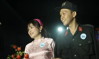  Tà áo dài bên màu áo chiến sĩ công an nhân dân mừng Tết cổ truyền 