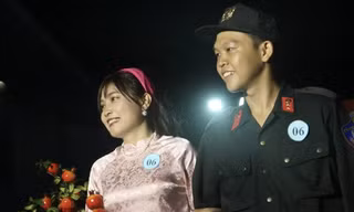  Tà áo dài bên màu áo chiến sĩ công an nhân dân mừng Tết cổ truyền 