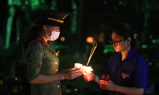 Bạn trẻ TPHCM thắp nến, dâng hương tưởng nhớ Anh hùng liệt sĩ