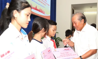 Tặng quà đồng bào Khmer dịp Tết Chôl Chnăm Thmây