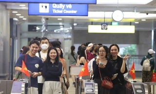 Người dân nô nức đi metro Bến Thành - Suối Tiên vui chơi dịp lễ 30/4