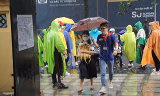 Nét đẹp tình nguyện trong ngày thi tốt nghiệp THPT mưa tầm tã giữa Sài thành