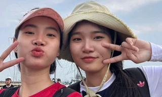 Hai chị em đi bộ 70 km về quê ăn Tết