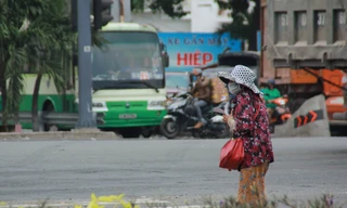 Người bán vé Sài Gòn mưu sinh trước giờ nghỉ chống dịch COVID-19 