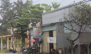 Hình ảnh hàng chục hộ dân cảng cá Lộc An di tản tránh bão số 9