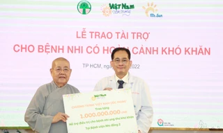 Bán tranh, tặng 1 tỷ đồng hỗ trợ bệnh nhi ghép tạng, điều trị bệnh hiểm nghèo