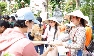 Nghìn người đến tổ đình sớt bát cúng dường các sư, thưởng thức buffet chay