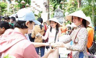 Nghìn người đến tổ đình sớt bát cúng dường các sư, thưởng thức buffet chay