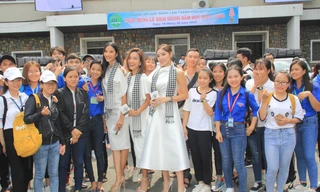 Hoàng Thùy, Ái Phương 'khuấy đảo' ngày khai giảng ĐH Nông lâm TPHCM