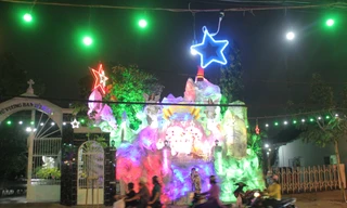 Xóm đạo Sài Gòn trang hoàng lung linh đón Giáng sinh 