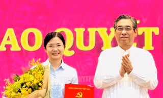 Trao quyết định của Ban Thường vụ Thành ủy TPHCM về công tác cán bộ